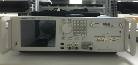 ̩�� AWG70001A ���������Ⲩ�ΰl(f��)����/Tektronix�s�ԈD