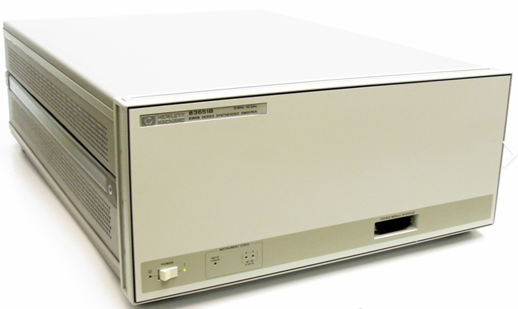 �ǵ¿Ƽ� 83651B �ϳɒ�����̖Դ/Keysight�s�ԈD