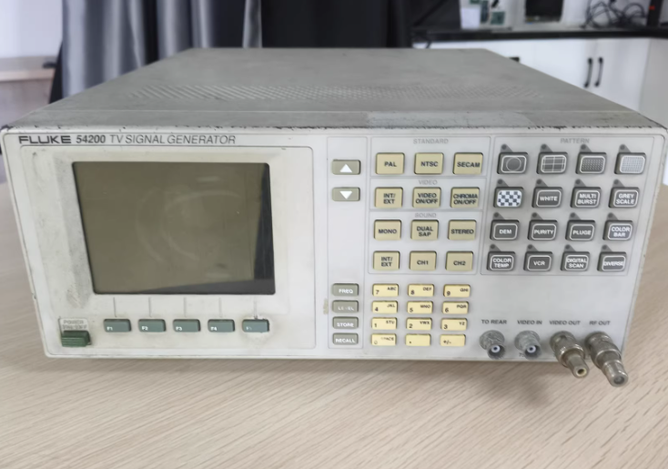 FLUKE 54200 �ҕ��̖�l(f��)����/FLUKE�s�ԈD