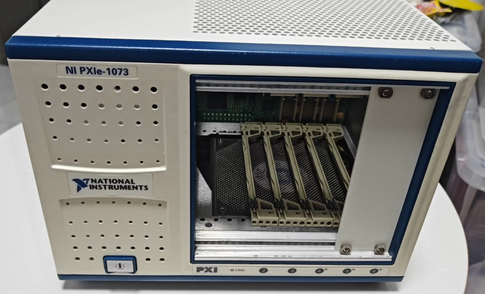 NI PXIE-1073 PXI Express �C��/NI�s�ԈD